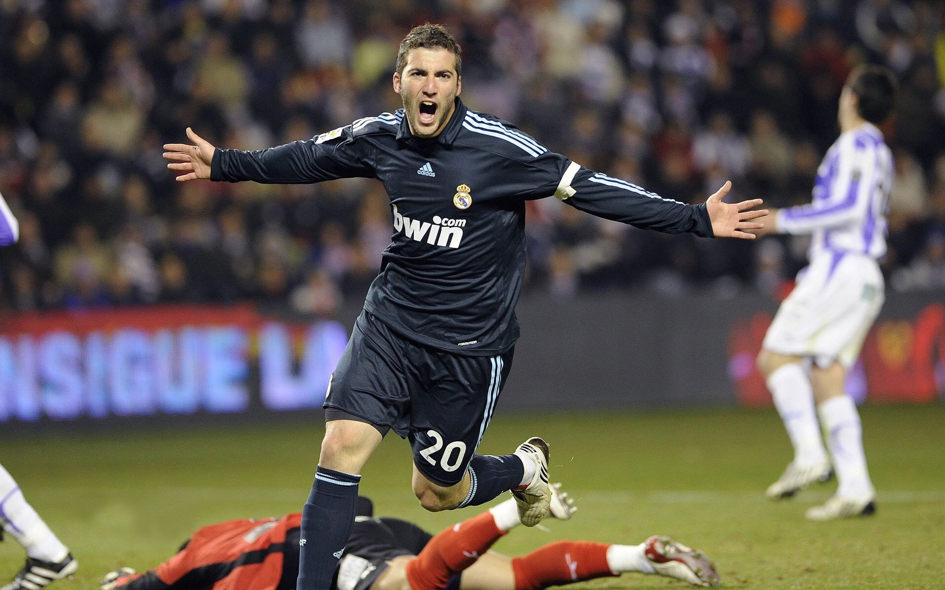 蹦床跳跃大赛，空中舞者的精彩绽放，蹦床跳跃动作