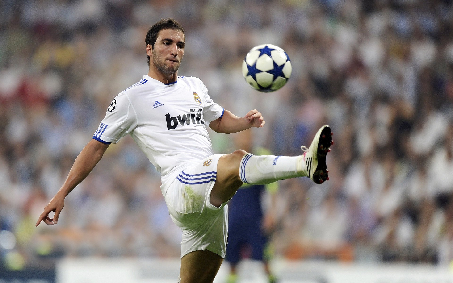 图穆亚通过精准的传球与突破,打破对手防线,穆拉德忠·图伊奇耶夫